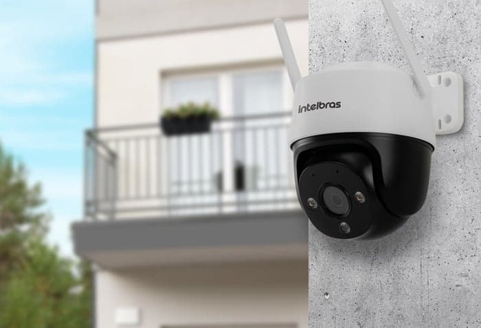 Câmera Wi-Fi Intelbras iM7 Full Color instalada na varanda de um imóvel